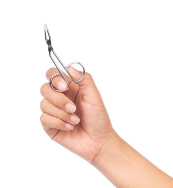 El ele tutuşan tırnak makası beyaz arka planda izole edilmiş.