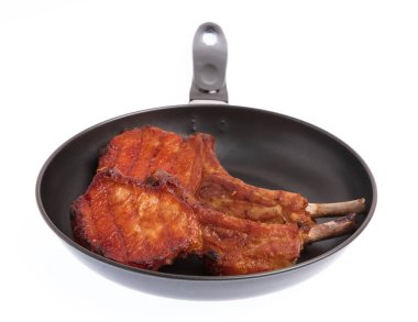 Beyaz arka planda ızgara domuz pirzolası.