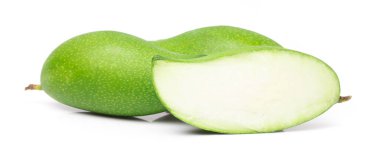 Beyaz arkaplanda izole edilmiş yeşil mango kesimi.