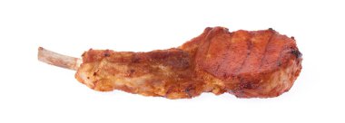 Beyaz arka planda ızgara domuz pirzolası.