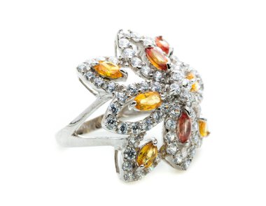 Beyaz zemin üzerinde sarı topaz taşı olan klasik bir yüzük.