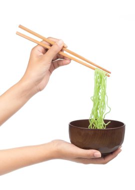 Çin vermicelli yemek çubukları ve beyaz arka planda izole edilmiş kase.