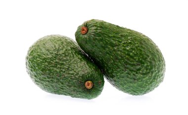 avokado beyaz arkaplanda izole edildi