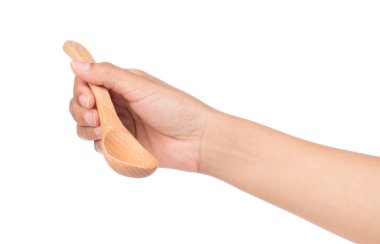 El ele tutuşan tahta kaşık beyaz arka planda izole edildi