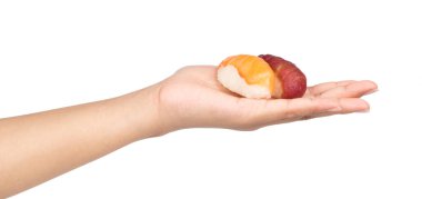 El ele tutuşan Somon Suşisi beyaz arka planda izole edildi