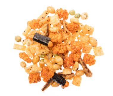 Beyaz arka planda pirinç kraker, fındık ve kurutulmuş balık karışımı.