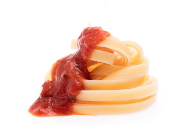 Beyaz arka planda izole edilmiş soslu spagetti.