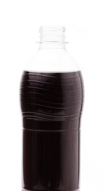 Kola plastik şişesi, beyaz arka planda izole edilmiş karbonatlı bir meşrubattır.
