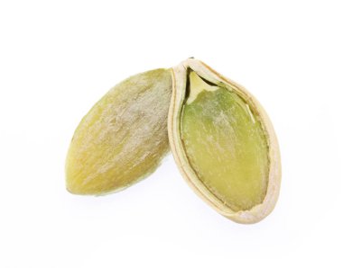 Beyaz arka planda izole edilmiş kabak tohumları