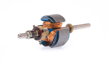 Endüstriyel elektrikli motor parçalanmış elektrik motoru beyaz arkaplanda izole edildi