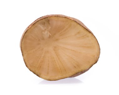 Beyaz arka planda izole edilmiş taze patates dilimi.