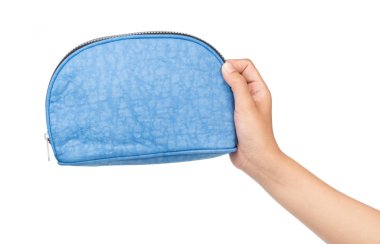 Beyaz arkaplanda el ele tutuşan kozmetik çanta