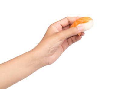 El ele tutuşan Somon Suşisi beyaz arka planda izole edildi