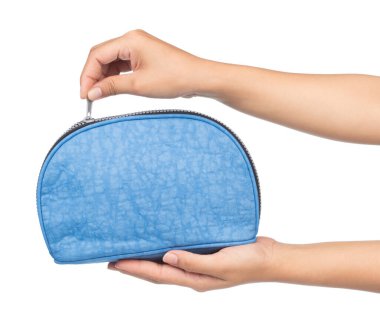 Beyaz arkaplanda el ele tutuşan kozmetik çanta