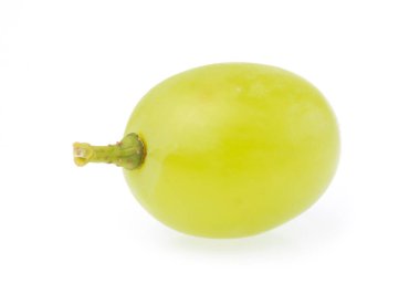 Beyaz arkaplanda izole edilmiş yeşil üzüm