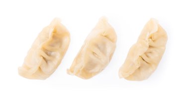 Beyaz arkaplanda izole edilmiş wontonlar.