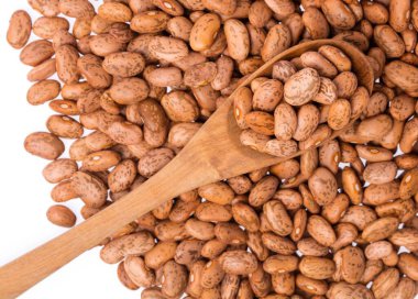 Fasulye arkaplanda odun kaşığıyla fasulye çekirdeği.