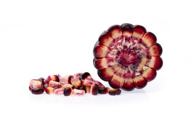 beyaz arkaplanda izole edilmiş mor mısır