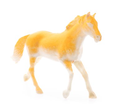 Beyaz arka planda plastikten yapılmış oyuncak at.