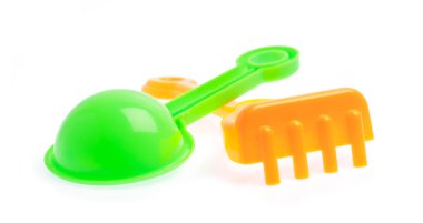 Beyaz arka planda izole plaj oyuncakları. 