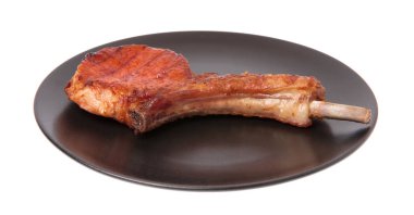 Beyaz arka planda ızgara domuz pirzolası.