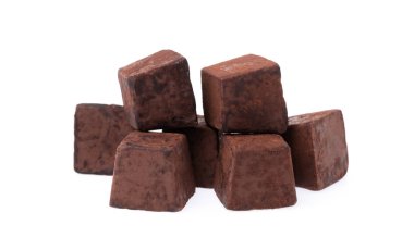 Beyaz arka planda izole edilmiş çikolatalı mantarlar