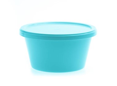 Beyaz arka planda izole edilmiş süt ürünleri için plastik daire konteynırı