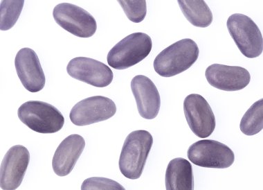 beyaz arkaplanda izole edilmiş mor jöleli şeker