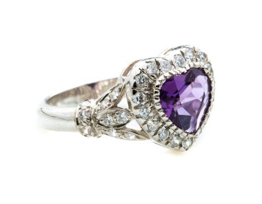 Beyaz arkaplanda ametist halkasının güzelliği