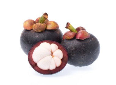 Beyaz arkaplanda izole edilmiş Mangosen kesimi