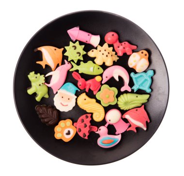 Bir tabak çikolatalı tatlı beyaz arka planda izole edilmiş.