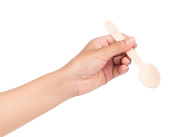 El ele tutuşan tahta kaşık beyaz arka planda izole edildi