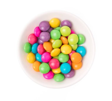 Beyaz arka planda izole edilmiş renkli çikolata kaplı şeker kasesi.