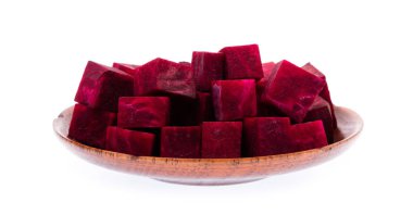 Beyaz arkaplanda izole edilmiş pancar küpleri.