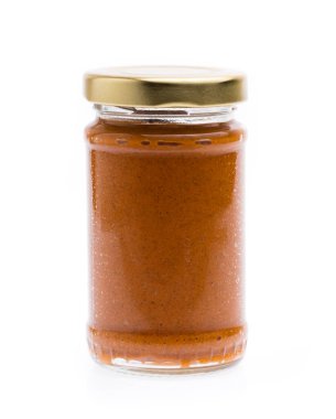 Beyaz arka planda izole edilmiş şişedeki baharatlar.