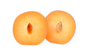 Beyaz arkaplanda izole edilmiş olgun yakut erik meyvesi