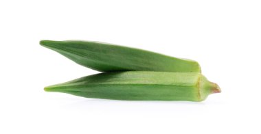 Beyaz arka planda izole edilmiş taze taze bamya