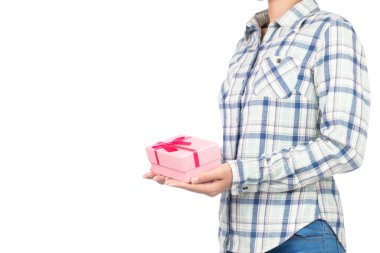 Ekose gömlekli kız hediye kutusunu elinde tutuyor. Beyaz arkaplanda izole