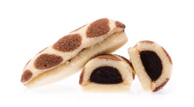 Beyaz arka planda çikolatalı muzlu kek.