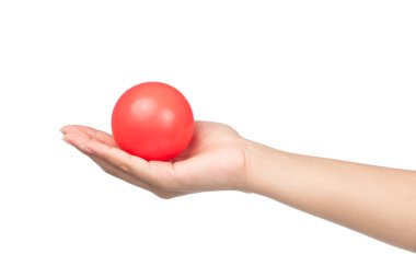 Beyaz arkaplanda el ele tutuşan plastik top