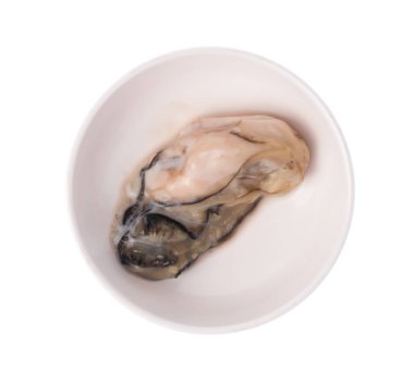 Beyaz arka planda izole bir tabakta çiğ taze istiridye.