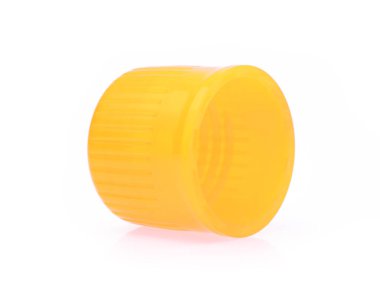 Plastik şişe kapakları beyaz arka planda izole edilmiş