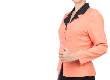 Turuncu gömlekli güzel bir kadın beyaz arka planda baş parmağını gösteriyor.