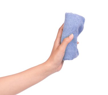 El ele tutuşan turuncu ve yeşil havlular beyaz arka planda izole edilmiş..