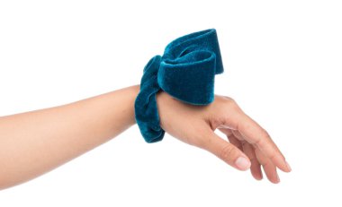 El ele tutuşan renkli saç bandı beyaz arka planda izole edilmiş.