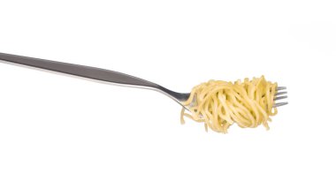 Beyaz arka planda izole edilmiş bir çatal üzerinde Çin vermicelli.