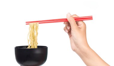 Çin vermicelli yemek çubukları ve beyaz arka planda izole edilmiş kase.