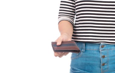 El ele tutuşan cüzdan beyaz arkaplanda izole edilmiş