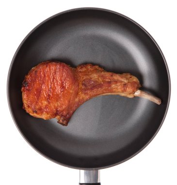 Beyaz arka planda ızgara domuz pirzolası.