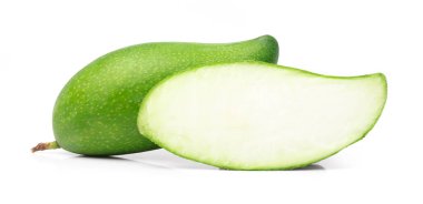 Beyaz arkaplanda izole edilmiş yeşil mango kesimi.